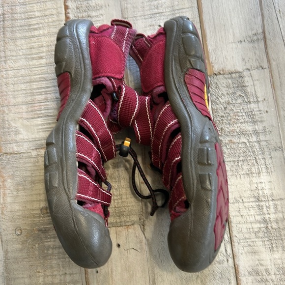 KEEN KIDS OUTDOOR BURGUNDY SANDALS SIZE 2 - Picture 5 of 10
